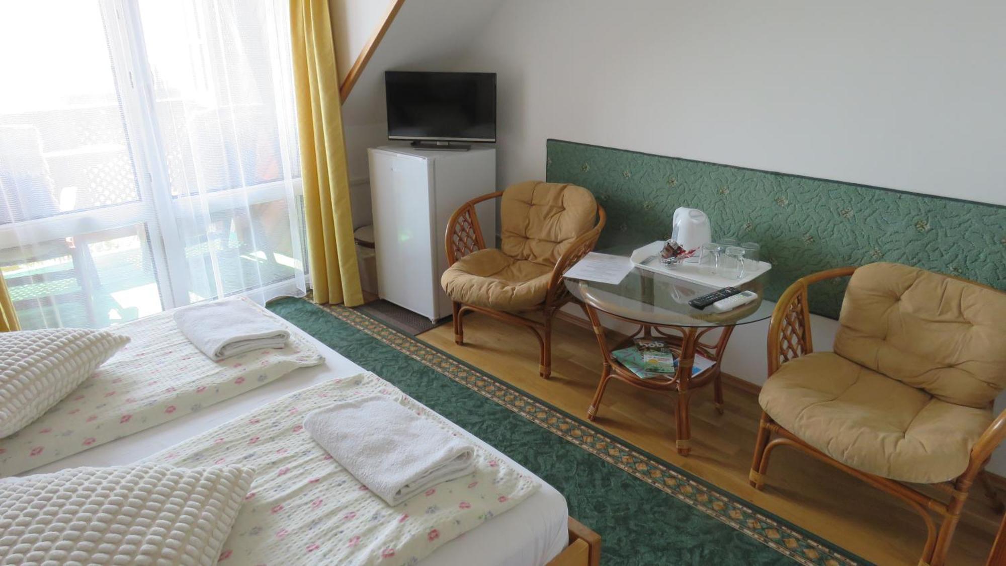 Prima Porta Vendeghaz Hotel Balatonalmadi Bagian luar foto