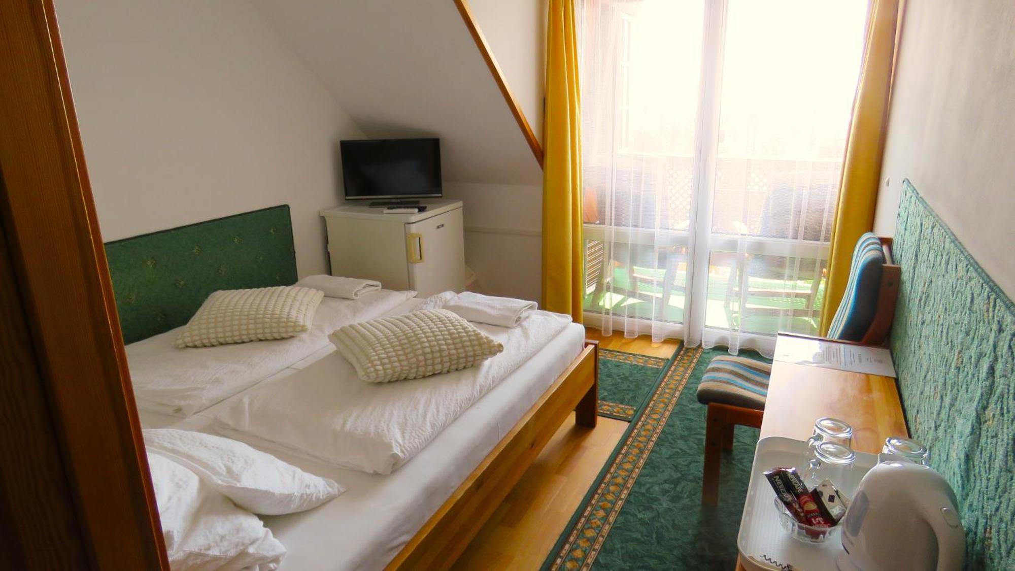 Prima Porta Vendeghaz Hotel Balatonalmadi Bagian luar foto